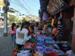 तस्विरमा हेटौंडाको तिहार बजार 